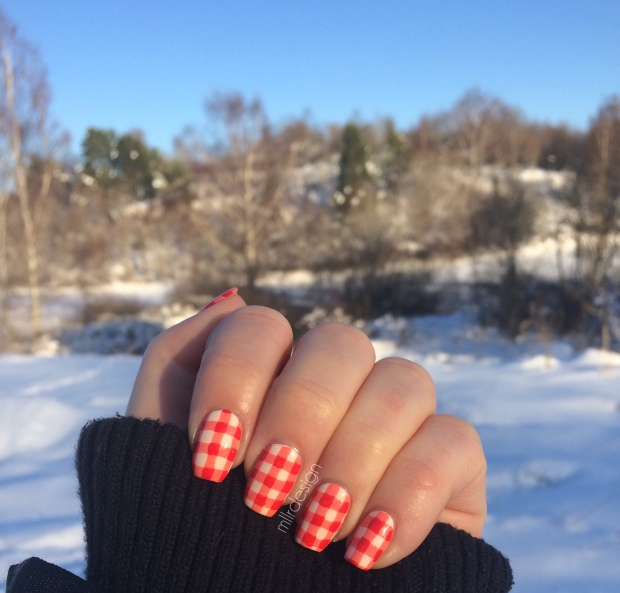 Gingham nails